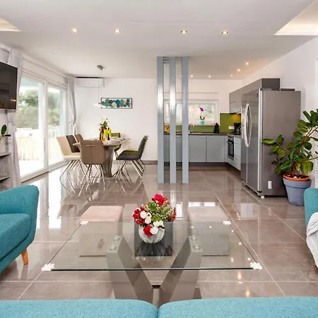 Holiday home Gorgeous In With Kitchen Fazana