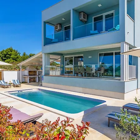 Gorgeous In With Kitchen Holiday home