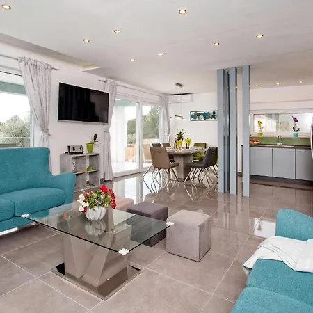 Holiday home Gorgeous In With Kitchen *